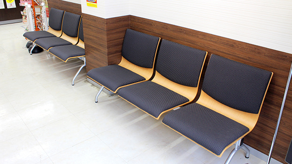 調剤薬局ツルハドラッグ東十条北口店の待合スペース