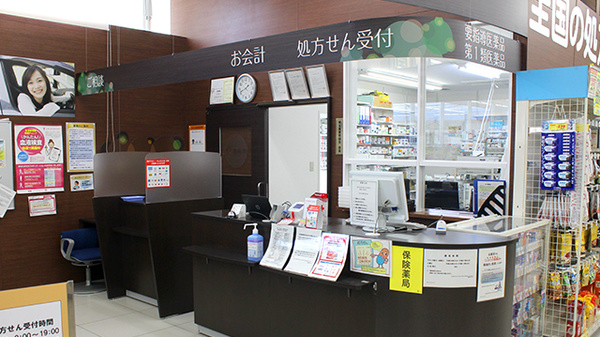 調剤薬局ツルハドラッグ草加5丁目店の受付/カウンター