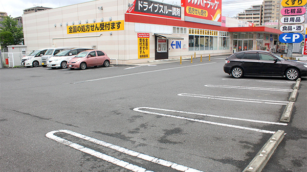調剤薬局ツルハドラッグ草加5丁目店の駐車場