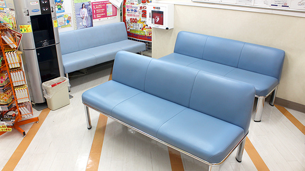 調剤薬局クスリのツルハ古淵店の待合スペース
