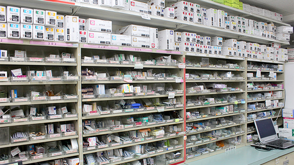 調剤薬局クスリのツルハ古淵店の薬棚