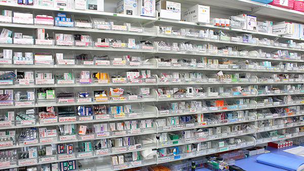 調剤薬局ツルハドラッグ六会駅前店の薬棚