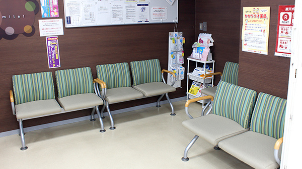 調剤薬局ツルハドラッグ中山店の待合スペース