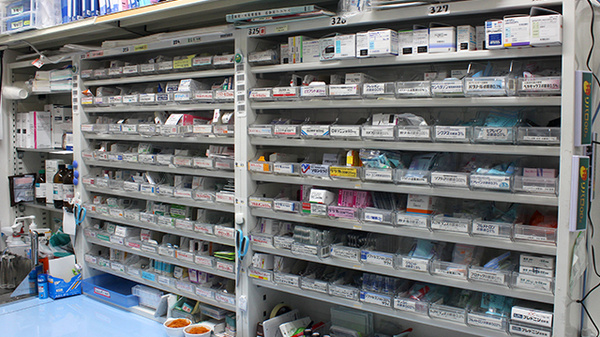 調剤薬局ツルハドラッグ中山店の薬棚