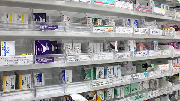 調剤薬局ツルハドラッグ大和渋谷店の薬棚