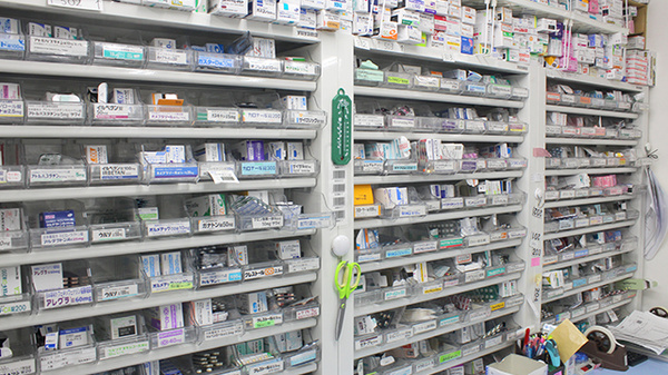 調剤薬局ツルハドラッグ大和駅前店の薬棚