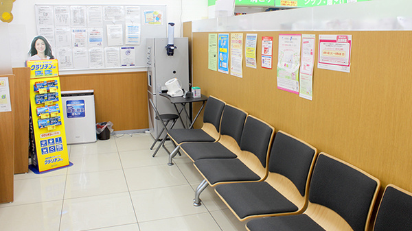 調剤薬局ツルハドラッグ相模原矢部店の待合スペース