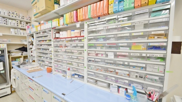調剤薬局ツルハドラッグ佐久岩村田店の薬棚