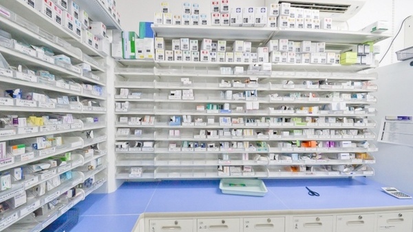 調剤薬局ツルハドラッグ春日井篠木店の薬棚
