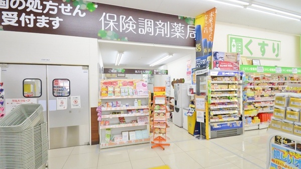 調剤薬局ツルハドラッグ春日井柏原店の入口
