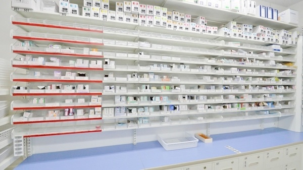 調剤薬局ツルハドラッグ春日井柏原店の薬棚
