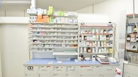 調剤薬局ツルハドラッグ日進赤池店の薬棚
