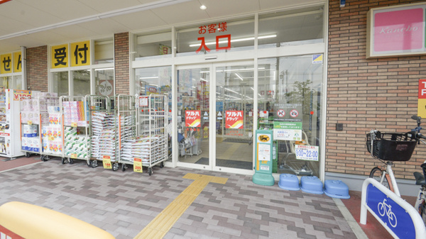 調剤薬局ツルハドラッグ尾頭橋店の入口