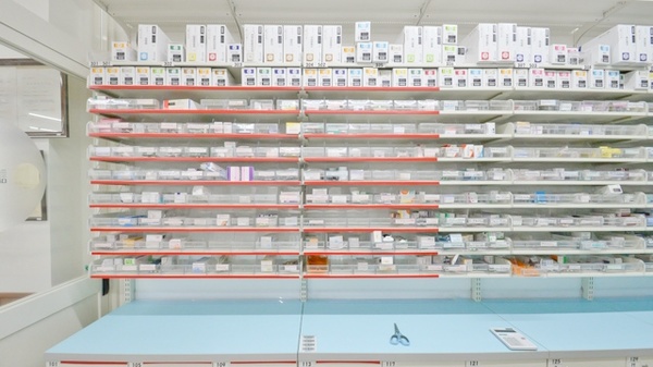 調剤薬局ツルハドラッグ尾頭橋店の薬棚