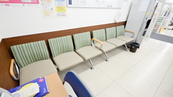 調剤薬局ツルハドラッグ尼崎武庫元町店の待合スペース
