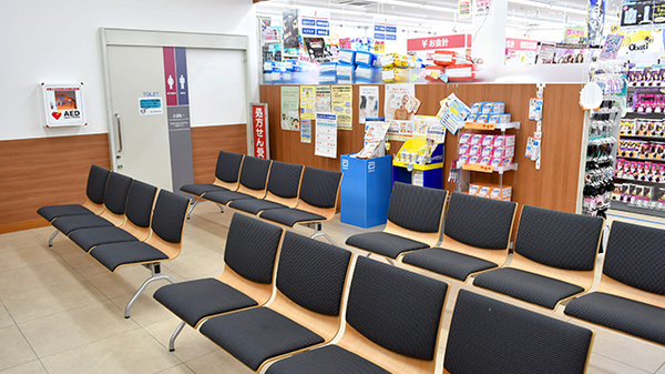 薬局くすりの福太郎南流山店の待合スペース