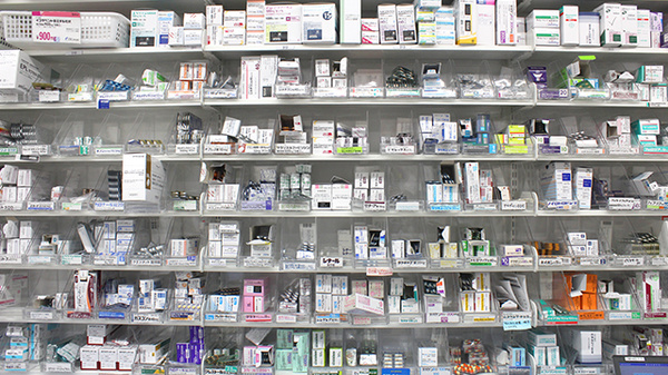 薬局くすりの福太郎三郷中央店の薬棚