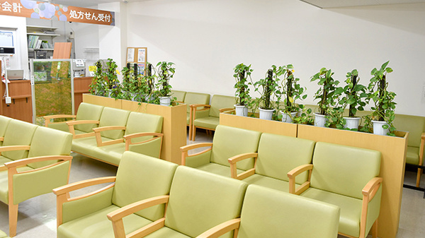 薬局くすりの福太郎柏旭町店（YK-7ビル5階）の待合スペース