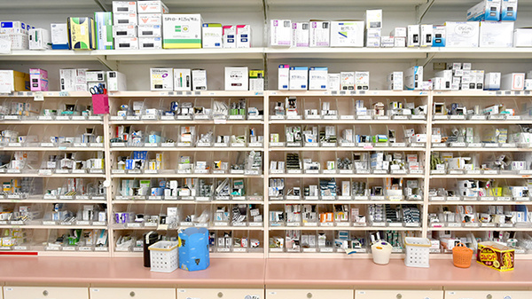 薬局くすりの福太郎柏旭町店（YK-7ビル5階）の薬棚