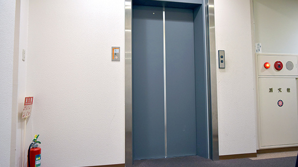 薬局くすりの福太郎柏旭町店（YK-7ビル5階）のエレベーター