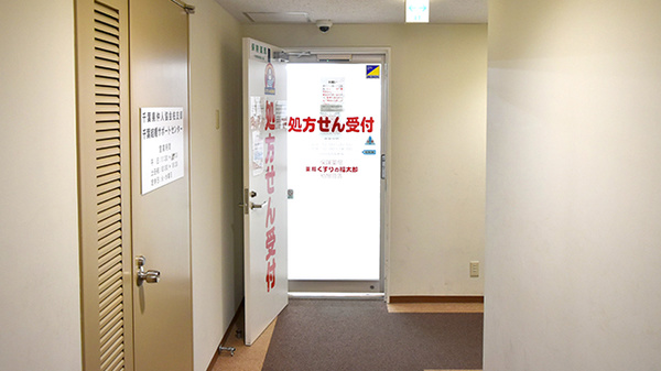 薬局くすりの福太郎柏旭町店（YK-7ビル5階）の入口