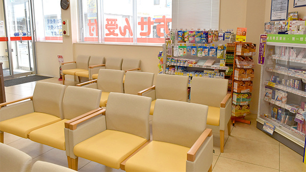 薬局くすりの福太郎川間店の待合スペース