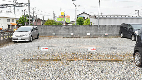 薬局くすりの福太郎川間店の駐車場
