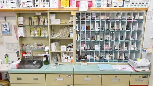 薬局くすりの福太郎千葉中央店の薬棚