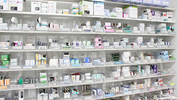 薬局くすりの福太郎緑が丘店の薬棚