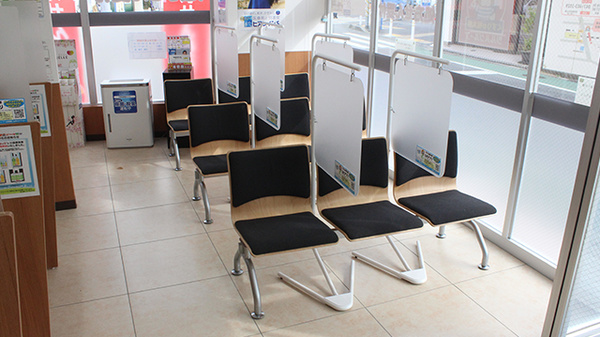 薬局くすりの福太郎　京成大久保駅前店の待合スペース