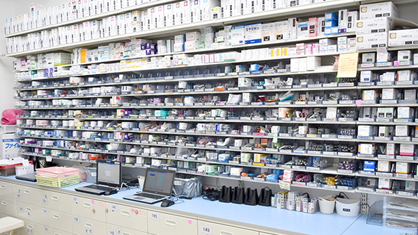薬局くすりの福太郎津田沼南口店の薬棚