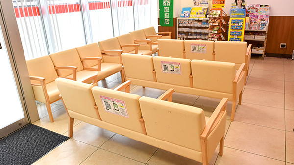 薬局くすりの福太郎西船橋店の待合スペース