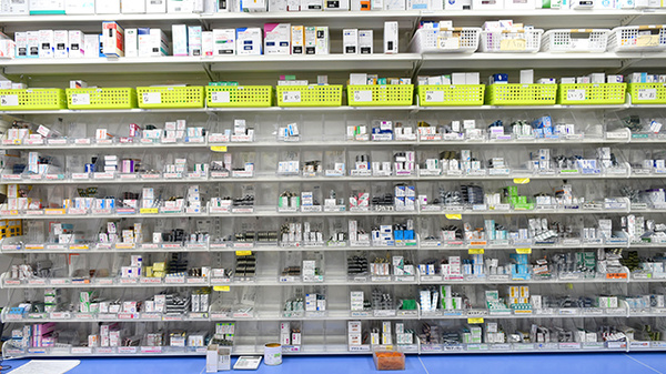 薬局くすりの福太郎西船橋店の薬棚
