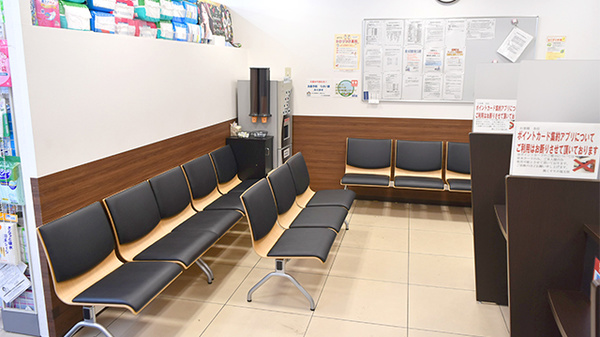 薬局くすりの福太郎浦安駅前店の待合スペース