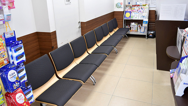 薬局くすりの福太郎市川南口店の待合スペース