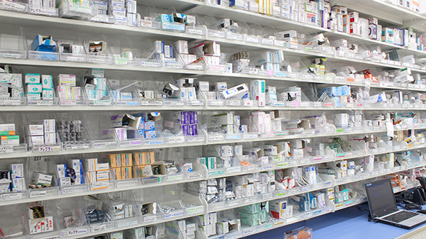 薬局くすりの福太郎東雲店の薬棚