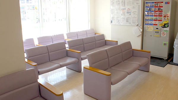 薬局くすりの福太郎大森八幡通り店の待合スペース