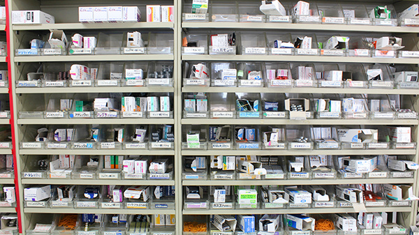 薬局くすりの福太郎大森八幡通り店の薬棚