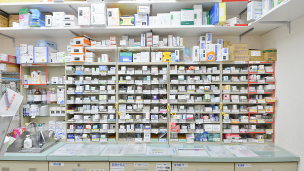 ウォンツ佐方薬局の薬棚