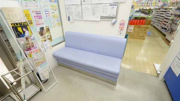 ウォンツ己斐駅前薬局の待合スペース