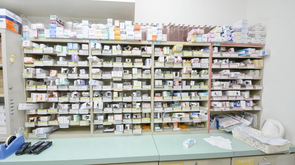 ウォンツ己斐駅前薬局の薬棚
