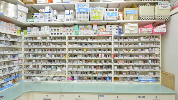 ウォンツ大野薬局の薬棚