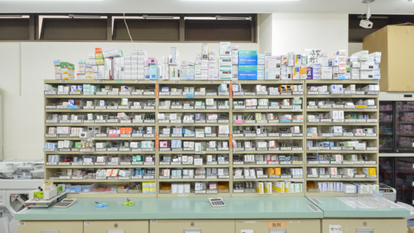 ウォンツ薬局光町店の薬棚