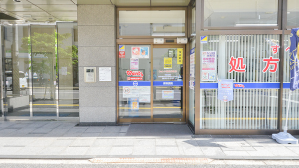 ウォンツ薬局光町店の入口