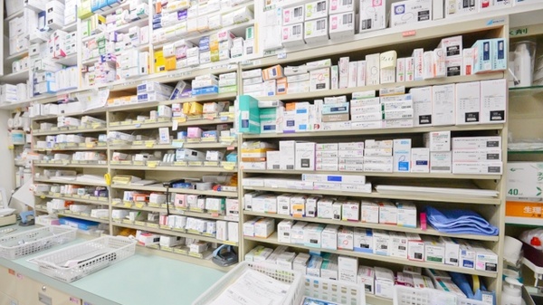 ウォンツ横川駅ビル薬局の薬棚