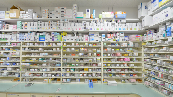 ウォンツ薬局光町２号店の薬棚