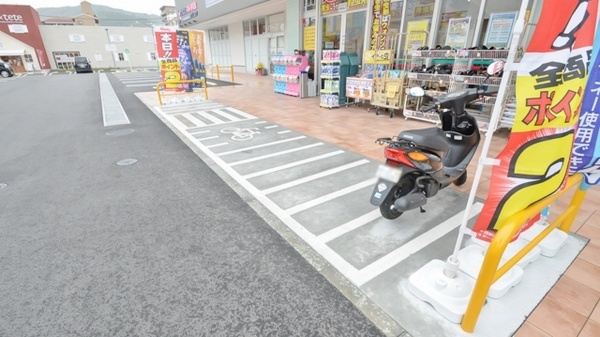 ウォンツ楠木薬局の駐輪場