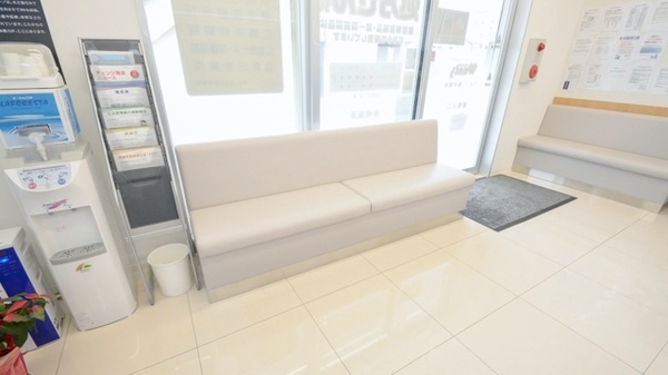 ウォンツ楠木薬局の待合スペース