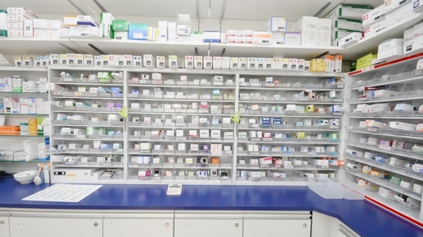 ウォンツ楠木薬局の薬棚