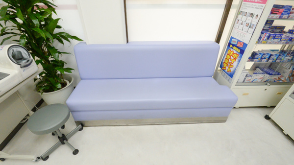 ウォンツ平和大通り薬局の待合スペース